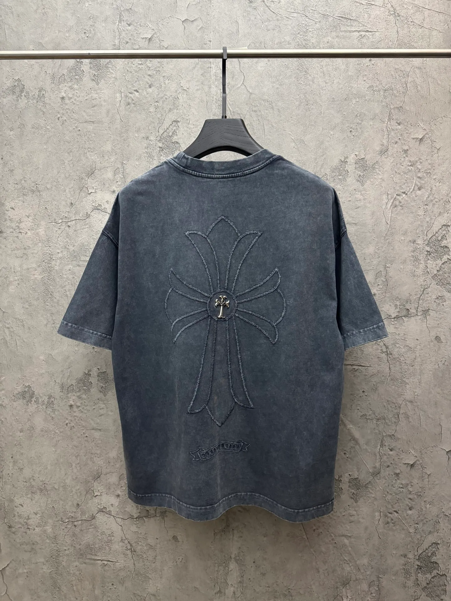 P220 top version, real shot without P, ​​different from market currency) 𝗖𝗵𝗿𝗼𝗺𝗲 𝗛𝗲𝗮𝗿𝘁𝘀/Croxin 2026 Spring New Original Single Counter American Washed 3D Three-dimensional Embroidered Couple Short Sleeves 👑The highest version! Customized fabric 320 grams, washed and fried. Best-selling model at the counter. Very comfortable to wear. Accessories: Original molded and authenticated collar label➕100% silk wash label. Genuine purchase-grade original hangtag➕matching hanging rope➕3D hanging beads➕original packaging bag. Craftsmanship: The original version has consistent wiring! The highest version of the armhole matching technique! Color: Gray Black Size: S M L XL Style No.: 6613